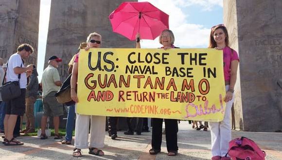 Miembros de Code Pink piden la devolución a Cuba de la Base Naval de Guantánamo. Foto: Archivo.