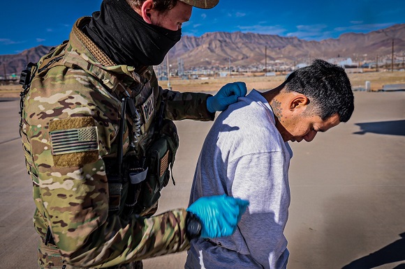 El gobierno de Estados Unidos publicó este martes las primeras imágenes de migrantes trasladados a la Base Naval de Guantánamo, en Cuba, como parte de la política migratoria implementada por el presidente Donald Trump. Foto: @Sec_Noem/X.